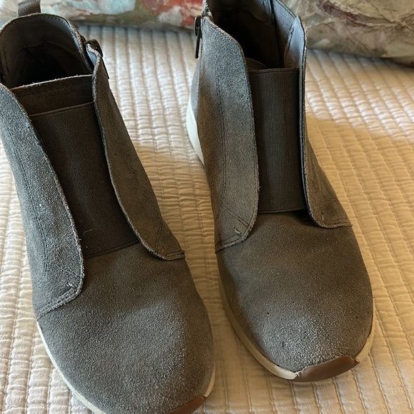 OTBT Bethel Gray Vegan Zip Ankle Bootie. Size 8 - Picture 2 of 9